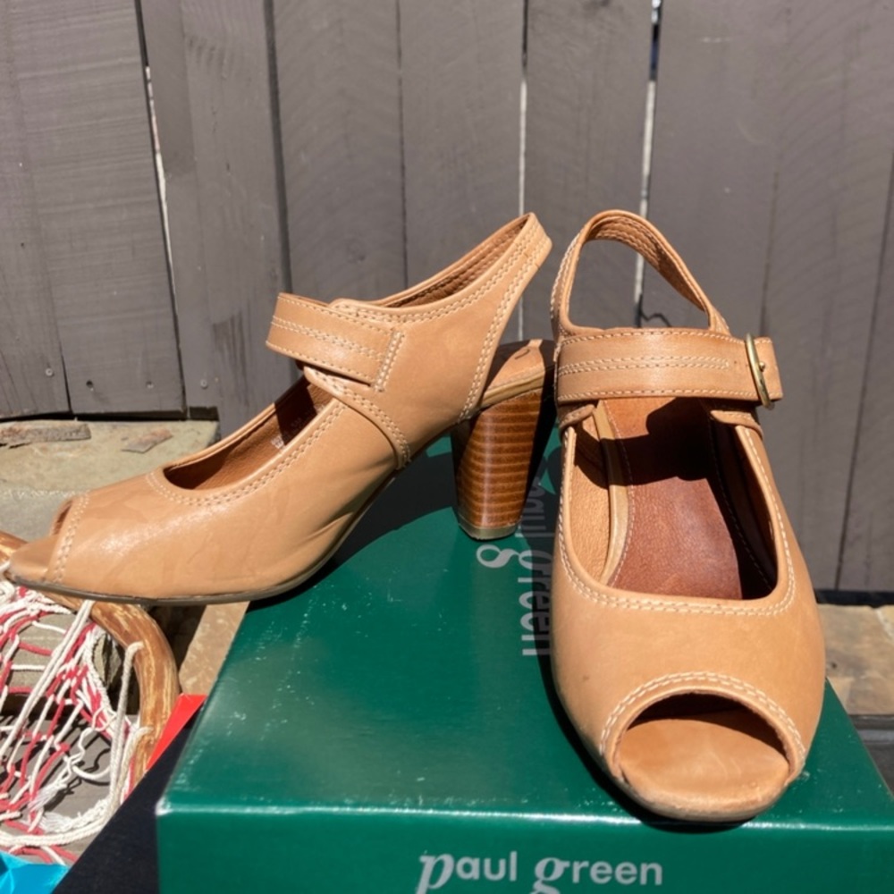 brown/ Tan heels ( Clarks Artisan)